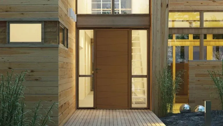 la porte d'entrée en bois gamme contemporaine de la marque bremaud laisse la priorité à la lumière dans votre habitation